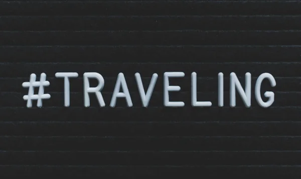 Hashtag Palabra Viajar Escrito Tablero Cartas Letras Blancas Sobre Fondo — Foto de Stock