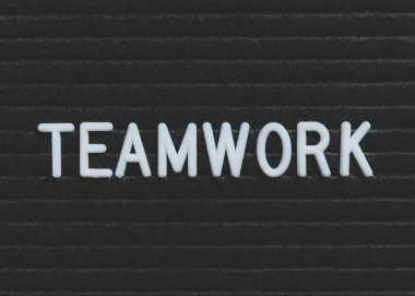 Mektup tahtada yazılı kelime çalışması. Siyah zemin üzerine beyaz harfler. İş kavramı