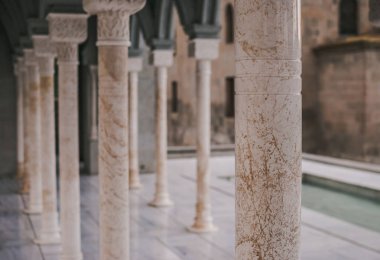 Güzel mermer mavi-sarı sütunlarda günbatımı bir eski yenilenmiş kalede. Ahıska, Georgia. Cami ve bir arka plan üzerinde Havuzu. Arapça tarzı