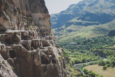 Mağaralar Vardzia Manastırı, Georgia. Kayalık yeşil dağların bir