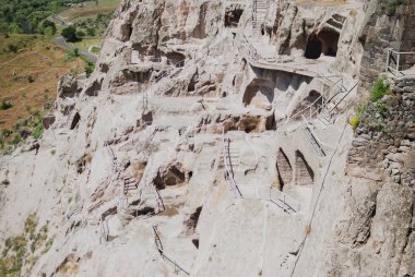 Mağaralar Vardzia Manastırı, Georgia. Kayalık yeşil dağlar ve tepeler kapsayan çimen.
