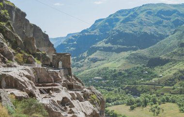 Mağaralar Vardzia Manastırı, Georgia. Kayalık yeşil dağlar ve tepeler kapsayan çimen.