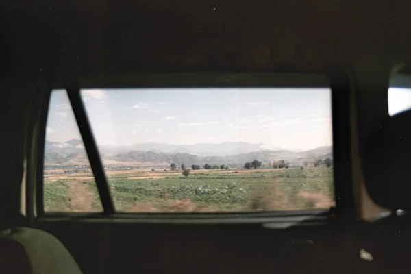 壮观的高加索山脉景观和阳光明媚的绿色文件通过车窗 在佐治亚州令人难忘的旅行时刻 电影摄影的复古色彩 — 图库照片