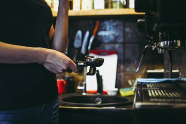 Lviv, Ukrayna coze kafede kahve makinesi yakınındaki bir kahve yapma kadın barista. Günlük çalışma ortamı