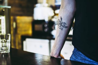 Lviv, Ukrayna samimi kafede kahve makinesi yakınındaki bir kahve yapma kadın barista. Günlük çalışma ortamı