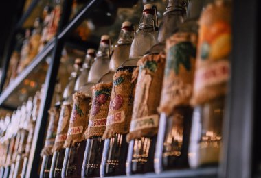 Lviv, Ukrayna bir barda raflarda geleneksel Ukrayna meyve ev yapımı likör şişeleri kümesi. Her şişe meyve (Ukrayna içinde) bir adla başlıklı yapılmış.