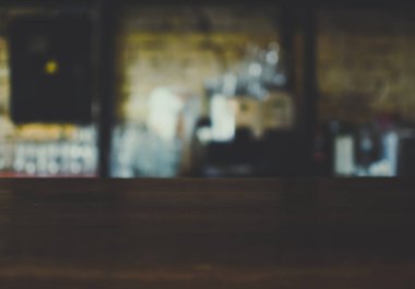 Bir zanaat bira bar ufuk iç bulanık. Antika ahşap sayacı görüntüleyin. Tuğla duvar arka planda. Cuma akşamları arkadaşlarla içki için popüler bir yer.