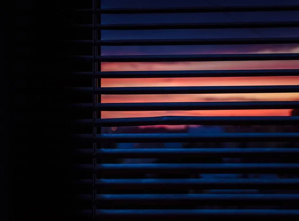 Ατμοσφαιρική Πολύχρωμο Ηλιοβασίλεμα Που Φαίνεται Μέσα Από Παράθυρο Περσίδες Βαθιές — Φωτογραφία Αρχείου