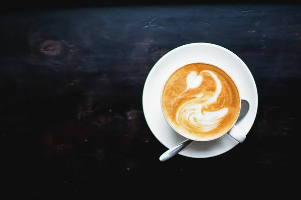 Weiße Tasse Cappuccino Mit Einem Weißen Schwan Auf Braunem Kaffeeschaum — Stockfoto