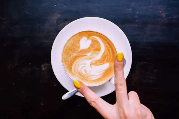 Weiße Tasse Cappuccino Mit Weißem Schwan Auf Braunem Kaffeeschaum Gezeichnet — Stockfoto
