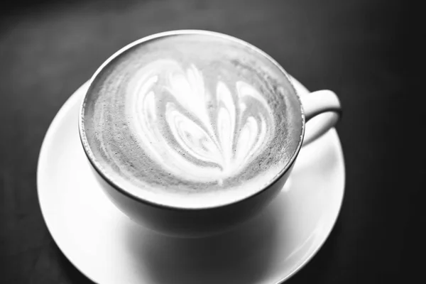 白色一杯卡布奇诺 在棕色的咖啡泡沫上画着抽象的画 优雅的咖啡艺术 咖啡馆 休闲和浪漫环境的概念背景 黑色和白色 — 图库照片