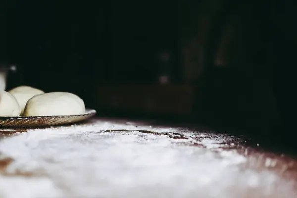 小麦の粉で覆われた木製のテーブルで生の生地のボール 自家製ピザの準備プロセス — ストック写真