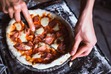 Ham pizza hamuru, domates sosu ile yağlanmış. Güzel pizza. Ev yapımı pizza hazırlık süreci.