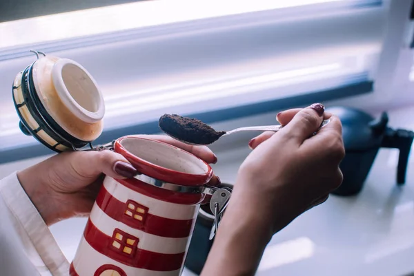 Mädchen Mit Einem Löffel Kaffee Füllen Eine Schwarze Geysir Kaffeemaschine — Stockfoto