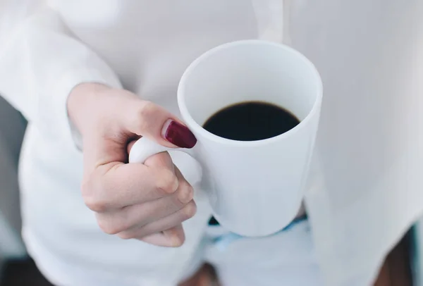 Mädchen Weißem Hemd Das Morgens Eine Tasse Schwarzen Kaffee Der — Stockfoto