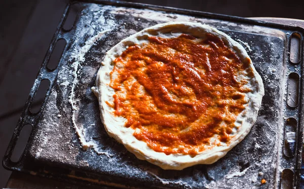 Сырое Тесто Пиццы Смазанное Томатным Соусом Вкусная Пицца Пепперони Процесс — стоковое фото