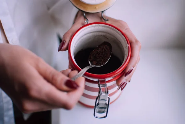 Mädchen Mit Einem Kaffeelöffel Der Hand Vor Weißem Hintergrund Kontrastreiches — Stockfoto