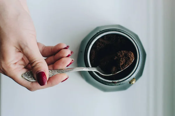 Mädchen Mit Einem Löffel Kaffee Füllen Eine Schwarze Geysir Kaffeemaschine — Stockfoto
