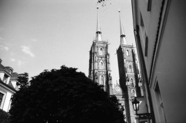 Siyah ve beyaz cityscape Wroclaw, Polonya. Karanlık kasvetli pinnacles katedral. Film fotoğraf, yüksek kontrastlı, tek renkli sesleri