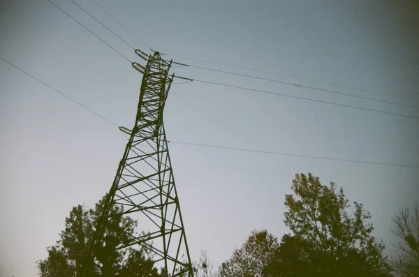 Rede Elétrica Contra Céu Azul Verão Noite Silhueta Preta Uma — Fotografia de Stock