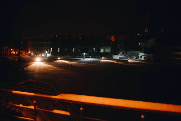 Stade Hiver Illuminé Nuit Terrain Football Couvert Neige Citylights Sur — Photo