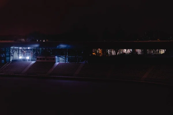 Estádio Inverno Iluminado Tribuno Noite Campo Futebol Coberto Neve Citylights — Fotografia de Stock