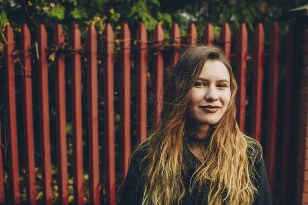 Handsome Young Girl Standing Red Fence Background Looking Camera Beautiful — Stock Photo, Image