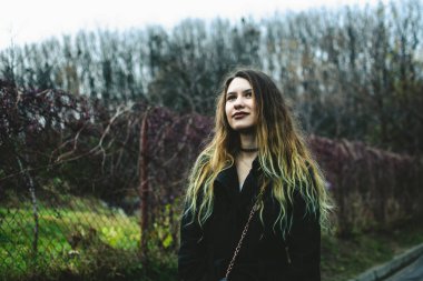 Mesafe seyir gülümseyen güzel uzun saçlı kız. B