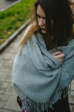 İhale esmer gri battaniye ayakta sokakta kaplı. 