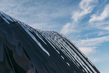 Wroclaw, Polonya - 2 Şubat 2019: Nava, ünlü heykel modern ressam Oscar Zieta tarafından. Bahar mavi gökyüzü gri metalik heykel. Modern Sanat.