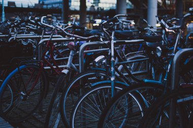 Amsterdam, Hollanda-3 Şubat 2019: akşamları otoparkta bisiklet. Amsterdam, Hollanda 'da bisiklet için çeşitli otoparklar biri. 