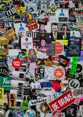 Amsterdam, Hollanda-4 Şubat 2019: duvar üzerinde çıkartmalar derleme. Karakterler, fikirler, kavramlar, ideolojiler, politik görüşler ve inançları temsil eden renkli çıkartmalar koleksiyonu.