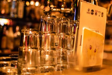 Amsterdam, Hollanda - 5 Şubat 2019: Bir bar tezgahında temiz bira ve viski seti. Şehrin orta kesiminde pub. Cuma akşamı. 