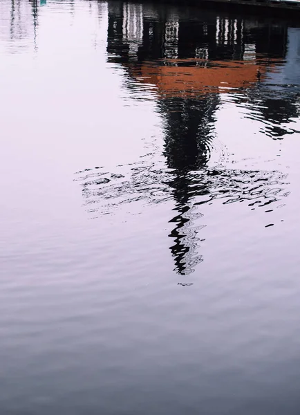 Reflexão turva de um famoso moinho de água de Adriaan no Spaarn — Fotografia de Stock