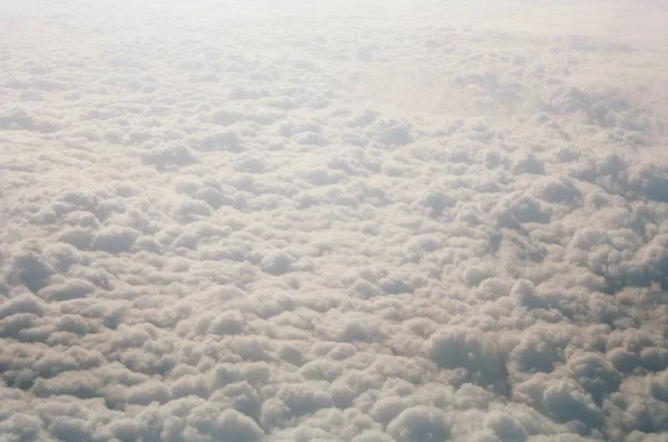 Eindeloze Horizon Van Pluizige Witte Wolken Gevuld Met Zacht Zonlicht — Stockfoto