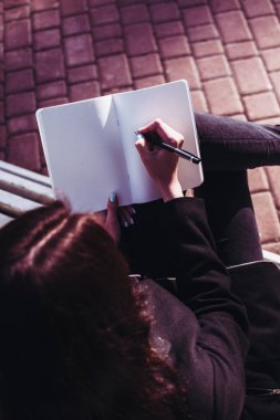 Onun ev ödevi üzerinde çalışan esmer kız (kompozisyon veya resea