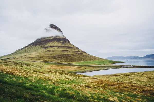 Kirkjufellsfoss şelale ve dağ ünlü görünümü. İzlanda'da görülecek ve hayran olunacak en unutulmaz manzaralardan biri. Rüya gibi manzara. — Stok fotoğraf