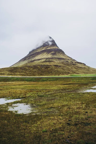 Φημισμένη θέα στο βουνό Κιρχγιούφελφος. Ένα από τα πιο αξιομνημόνευτα τοπία για να δείτε και να θαυμάσετε στην Ισλανδία. Ονειρτικές εντυπώσεις. — Φωτογραφία Αρχείου