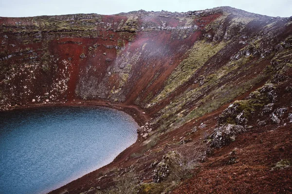 冰岛克里思（凯里德）湖蓝色水域周围火山口的深红色丘陵 — 图库照片