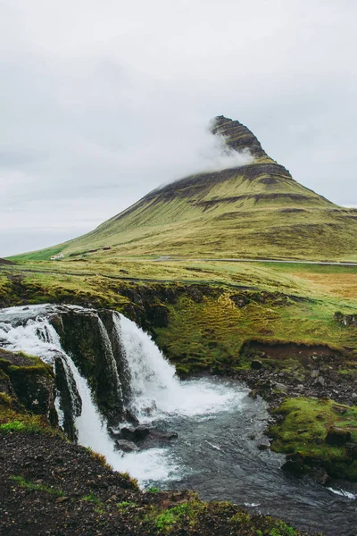 Híres kilátás Kirkjufellsfoss vízesés és a hegy. Az egyik legemlékezetesebb tájakkal látni és tapasztalat Izlandon. — Stock Fotó