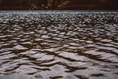 İzlanda'daki Kerid gölünün yüzeyinde rüzgarın neden olduğu küçük dalgalar. Close