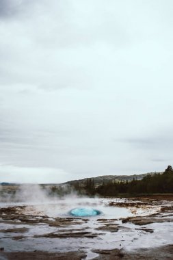 Patlamadan hemen önce İzlanda'da ünlü Strokkur Gayzer'in turkuaz mavisi balonu ve beyaz buharı.