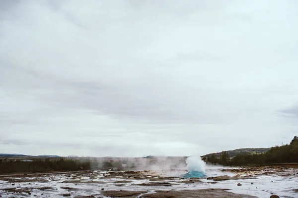 Etapas de la erupción del famoso Strokkur Geyser en Islandia en una fría tarde nublada. Burbuja azul gigante justo antes de la erupción —  Fotos de Stock
