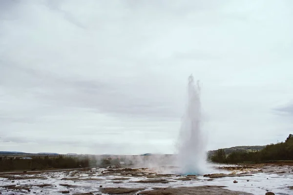 Étapes de l'éruption du célèbre Strokkur Geyser En Islande, par un après-midi nuageux et froid. Bulle bleue géante juste avant l'éruption — Photo