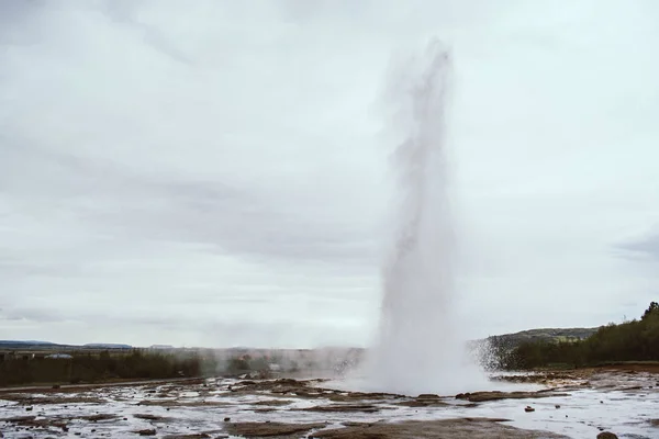 Stadier av utbrottet av den berömda Strokkur gejser på Island på en kall molnig eftermiddag. Jätte blå bubbla precis innan utbrottet — Stockfoto