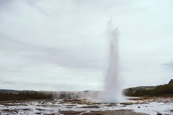 Etapas de la erupción del famoso Strokkur Geyser en Islandia en una fría tarde nublada. Burbuja azul gigante justo antes de la erupción — Foto de Stock