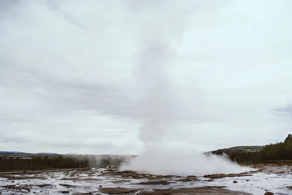 Etapas de la erupción del famoso Strokkur Geyser en Islandia en una fría tarde nublada. Burbuja azul gigante justo antes de la erupción — Foto de Stock