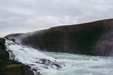 Gullfoss şelale's cascades soğuk bulutlu bahar öğleden sonra