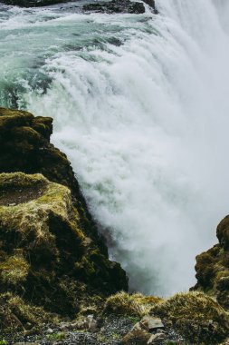 Gullfoss şelale, İzlanda'da ziyaret etmek için en güzel yerlerden biri köpük ve sıçramaları