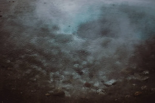 Regardez à l'intérieur de splendides sources colorées d'eau géothermique sur le territoire de Geysir, dans le sud-ouest de l'Islande. Sol bleu et blanc à l'intérieur de la source et vapeur brumeuse provenant de l'eau chaude. Gros plan — Photo